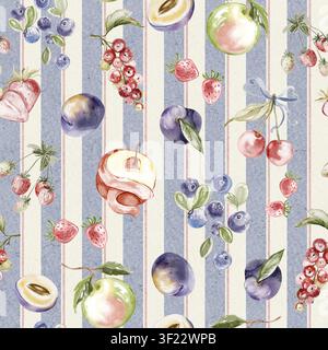 Modello a frutta senza cuciture con fragole, mele, prugne, ribes neri, mirtilli e ciliegie su uno sfondo a righe. Acquerello dipinto a mano Foto Stock