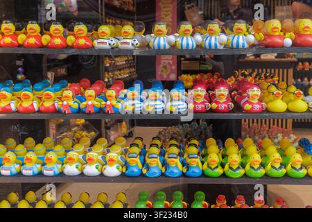 Amsterdam, Paesi Bassi - 2 luglio 2026: Vendita di giocattoli a forma di papera di gomma in un negozio di Amsterdam, Paesi Bassi Foto Stock