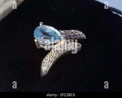 Anello cocktail vintage in argento sterling con pietra blu. Foto Stock