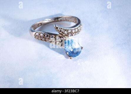 Anello cocktail vintage in argento sterling con pietra blu. Foto Stock
