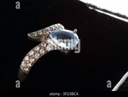Anello cocktail vintage in argento sterling con pietra blu. Foto Stock