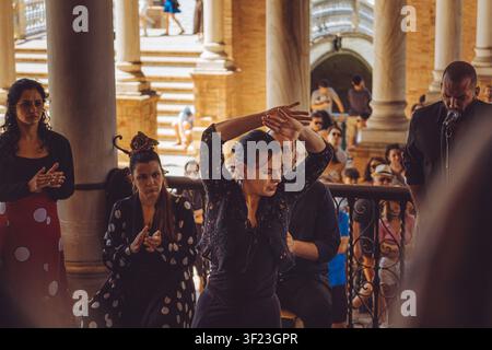 Siviglia, Siviglia – 1 maggio 2023: Performance espressiva di flamenco in strada su Plaza de España, Siviglia, Spagna Foto Stock