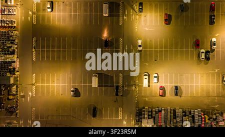 Vista aerea dall'alto di un parcheggio illuminato di notte Foto Stock