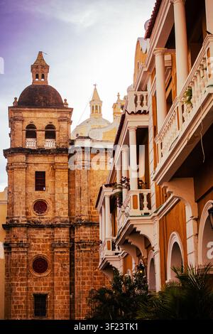 Vista da cartolina del centro coloniale di Cartagena, con edifici colorati, balconi affascinanti e un ricco patrimonio culturale. Foto Stock