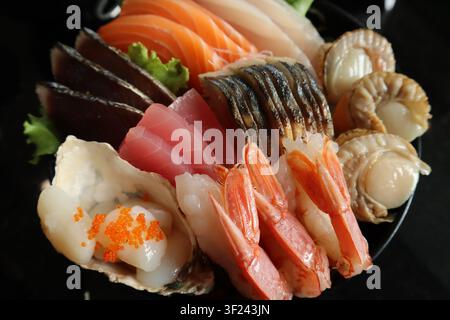Vassoio di sashimi assortito con salmone crudo fresco, tonno, sgombro, gamberetti, capesante e ostriche con roe Foto Stock