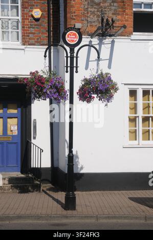 Supporto per cesti di fiori sospesi, Newbury Street, Wantage, Oxfordshire Foto Stock