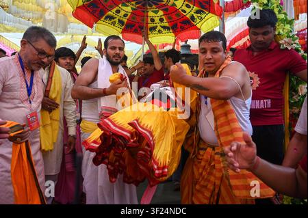 NOIDA, INDIA - 16 LUGLIO: Devoti trascinano il carro che trasporta Lord Jagannath, suo fratello Balabhadra e sua sorella Subhadra tra le persone radunate durante la processione del Jagannath Rath Yatra nel settore 35 il 16 luglio 2026 a Noida, in India. Foto di Sunil Ghosh/Hindustan Times I devoti sfilano nella Yatra annuale di Jagannath a Noida Foto Stock
