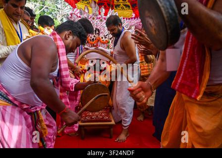 NOIDA, INDIA - 16 LUGLIO: Devoti trascinano il carro che trasporta Lord Jagannath, suo fratello Balabhadra e sua sorella Subhadra tra le persone radunate durante la processione del Jagannath Rath Yatra nel settore 35 il 16 luglio 2026 a Noida, in India. Foto di Sunil Ghosh/Hindustan Times I devoti sfilano nella Yatra annuale di Jagannath a Noida Foto Stock