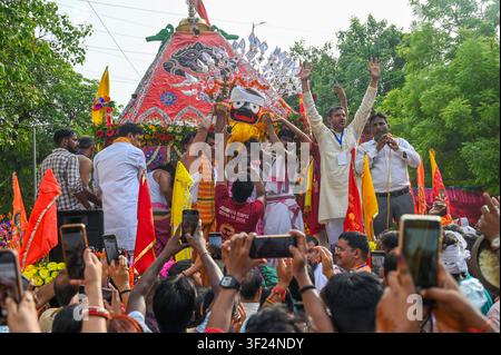 NOIDA, INDIA - 16 LUGLIO: Devoti trascinano il carro che trasporta Lord Jagannath, suo fratello Balabhadra e sua sorella Subhadra tra le persone radunate durante la processione del Jagannath Rath Yatra nel settore 35 il 16 luglio 2026 a Noida, in India. Foto di Sunil Ghosh/Hindustan Times I devoti sfilano nella Yatra annuale di Jagannath a Noida Foto Stock