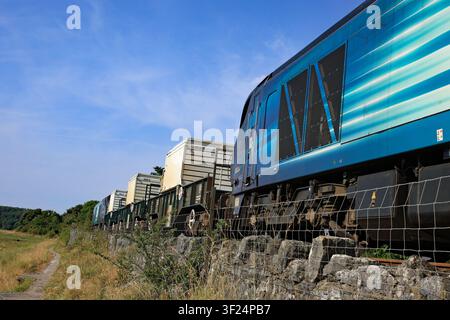 Locomotiva DRS 68034 sulla coda di un treno con contenitore nucleare, in attesa di un segnale verde per procedere sul terrapieno subito dopo la stazione di Kents Bank. Foto Stock