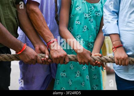 Noida, India. 16 luglio 2026. NOIDA, INDIA - 16 LUGLIO: Devoti trascinano il carro che trasporta Lord Jagannath, suo fratello Balabhadra e sua sorella Subhadra tra le persone radunate durante la processione del Jagannath Rath Yatra al settore 35 il 16 luglio 2026 a Noida, in India. (Foto di Sunil Ghosh/Hindustan Times/Sipa USA) Credito: Sipa USA/Alamy Live News Foto Stock