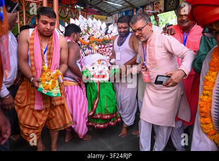 Noida, India. 16 luglio 2026. NOIDA, INDIA - 16 LUGLIO: Devoti trascinano il carro che trasporta Lord Jagannath, suo fratello Balabhadra e sua sorella Subhadra tra le persone radunate durante la processione del Jagannath Rath Yatra al settore 35 il 16 luglio 2026 a Noida, in India. (Foto di Sunil Ghosh/Hindustan Times/Sipa USA) Credito: Sipa USA/Alamy Live News Foto Stock