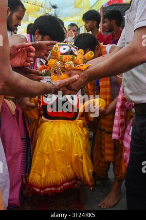 Noida, India. 16 luglio 2026. NOIDA, INDIA - 16 LUGLIO: Devoti trascinano il carro che trasporta Lord Jagannath, suo fratello Balabhadra e sua sorella Subhadra tra le persone radunate durante la processione del Jagannath Rath Yatra al settore 35 il 16 luglio 2026 a Noida, in India. (Foto di Sunil Ghosh/Hindustan Times/Sipa USA) Credito: Sipa USA/Alamy Live News Foto Stock