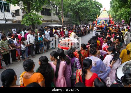Noida, India. 16 luglio 2026. NOIDA, INDIA - 16 LUGLIO: Devoti trascinano il carro che trasporta Lord Jagannath, suo fratello Balabhadra e sua sorella Subhadra tra le persone radunate durante la processione del Jagannath Rath Yatra al settore 35 il 16 luglio 2026 a Noida, in India. (Foto di Sunil Ghosh/Hindustan Times/Sipa USA) Credito: Sipa USA/Alamy Live News Foto Stock