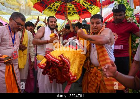 Noida, India. 16 luglio 2026. NOIDA, INDIA - 16 LUGLIO: Devoti trascinano il carro che trasporta Lord Jagannath, suo fratello Balabhadra e sua sorella Subhadra tra le persone radunate durante la processione del Jagannath Rath Yatra al settore 35 il 16 luglio 2026 a Noida, in India. (Foto di Sunil Ghosh/Hindustan Times/Sipa USA) Credito: Sipa USA/Alamy Live News Foto Stock