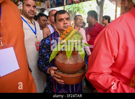 Noida, India. 16 luglio 2026. NOIDA, INDIA - 16 LUGLIO: Devoti trascinano il carro che trasporta Lord Jagannath, suo fratello Balabhadra e sua sorella Subhadra tra le persone radunate durante la processione del Jagannath Rath Yatra al settore 35 il 16 luglio 2026 a Noida, in India. (Foto di Sunil Ghosh/Hindustan Times/Sipa USA) Credito: Sipa USA/Alamy Live News Foto Stock