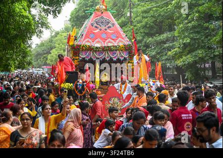 Noida, India. 16 luglio 2026. NOIDA, INDIA - 16 LUGLIO: Devoti trascinano il carro che trasporta Lord Jagannath, suo fratello Balabhadra e sua sorella Subhadra tra le persone radunate durante la processione del Jagannath Rath Yatra al settore 35 il 16 luglio 2026 a Noida, in India. (Foto di Sunil Ghosh/Hindustan Times/Sipa USA) Credito: Sipa USA/Alamy Live News Foto Stock