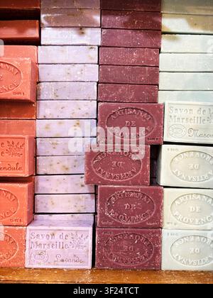 Close up di saponi francesi tradizionali a base di vegetali ecologici. Perfetti per la cura organica della pelle e il benessere. Foto Stock