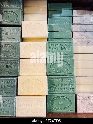 Close up di saponi francesi tradizionali a base di vegetali ecologici. Perfetti per la cura organica della pelle e il benessere. Foto Stock