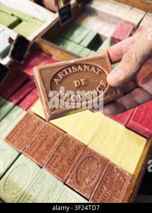Close up di saponi francesi tradizionali a base di vegetali ecologici. Perfetti per la cura organica della pelle e il benessere. Foto Stock