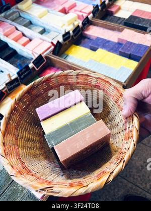 Close up di saponi francesi tradizionali a base di vegetali ecologici. Perfetti per la cura organica della pelle e il benessere. Foto Stock