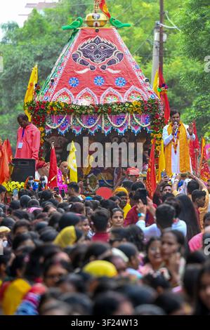 Noida, India. 16 luglio 2026. NOIDA, INDIA - 16 LUGLIO: Devoti trascinano il carro che trasporta Lord Jagannath, suo fratello Balabhadra e sua sorella Subhadra tra le persone radunate durante la processione del Jagannath Rath Yatra al settore 35 il 16 luglio 2026 a Noida, in India. (Foto di Sunil Ghosh/Hindustan Times/Sipa USA) Credito: Sipa USA/Alamy Live News Foto Stock