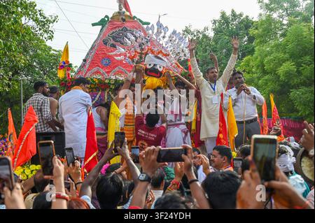 Noida, India. 16 luglio 2026. NOIDA, INDIA - 16 LUGLIO: Devoti trascinano il carro che trasporta Lord Jagannath, suo fratello Balabhadra e sua sorella Subhadra tra le persone radunate durante la processione del Jagannath Rath Yatra al settore 35 il 16 luglio 2026 a Noida, in India. (Foto di Sunil Ghosh/Hindustan Times/Sipa USA) Credito: Sipa USA/Alamy Live News Foto Stock