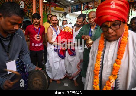 Noida, India. 16 luglio 2026. NOIDA, INDIA - 16 LUGLIO: Devoti trascinano il carro che trasporta Lord Jagannath, suo fratello Balabhadra e sua sorella Subhadra tra le persone radunate durante la processione del Jagannath Rath Yatra al settore 35 il 16 luglio 2026 a Noida, in India. (Foto di Sunil Ghosh/Hindustan Times/Sipa USA) Credito: Sipa USA/Alamy Live News Foto Stock