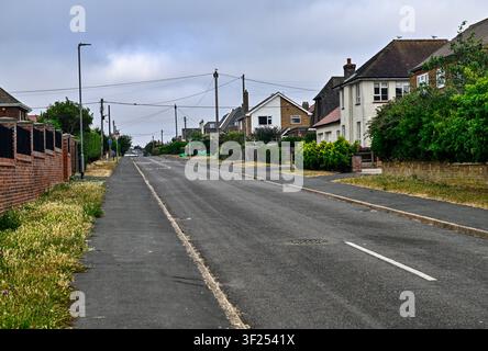 Strada tranquilla in una città inglese senza auto o persone Foto Stock