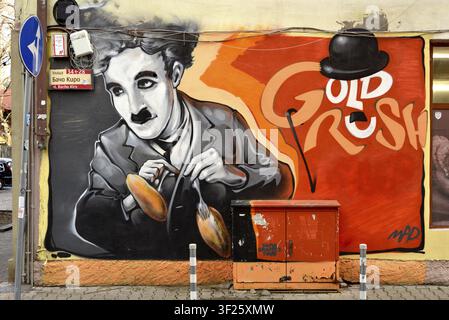 Charlie Chaplin La corsa all'oro danza dei panini murale graffiti nel centro di Sofia, Bulgaria, Europa dell'Est Foto Stock