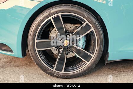 Miami, Florida, Stati Uniti - 16 febbraio 2025: Auto blu, vista su ruote. 2017 Porsche 911 Carrera S auto sportiva. Auto di lusso Porsche 911 Carrera S. Car Porsche 911 Foto Stock