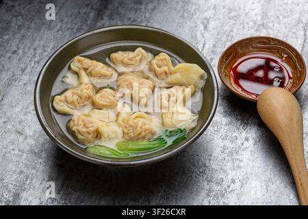 Zuppa wonton in stile Hong Kong con gnocchi di gamberetti e maiale Foto Stock