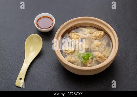 Zuppa wonton in stile Hong Kong con gnocchi di gamberetti e maiale Foto Stock