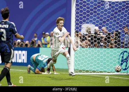 IPA86747935 - Anthony Gordon #18 dell'Inghilterra celebra il suo gol durante la semifinale della Coppa del Mondo FIFA 2026 tra Inghilterra e Argentina il 15 luglio 2026 all'Atlanta Stadium, Mercedes-Benz Stadium ad Atlanta, Georgia, Stati Uniti Foto Stock
