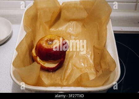 Mela cotta su carta da forno in teglia, concetto di dessert sano fatto in casa Foto Stock