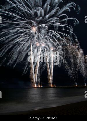Fuochi d'artificio sulla spiaggia di Barcellona. Una notte d'autunno. Foto Stock