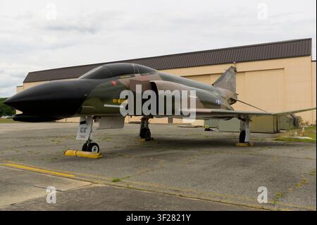 Un F-4D Phantom II della U.S. Air Force ritirato dal servizio si trova su un posto di parcheggio dopo essere stato restaurato da tecnici di manutenzione strutturale degli aerei del 116th Mai Foto Stock