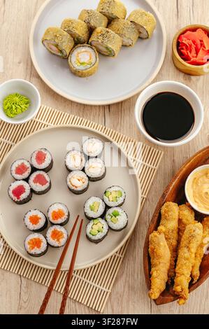 Una varietà di rotoli di sushi con ripieni diversi Foto Stock