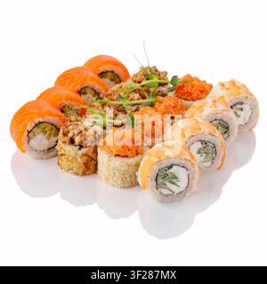 Set assortito di rotoli di sushi con salmone e gamberetti Foto Stock