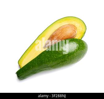 Avocado isolata, avocado intero, fetta di avocado verde, pera alligatore fresca, ingrediente per guacamole, frutto di avocado lungo su sfondo bianco Foto Stock