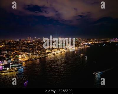 Vivace paesaggio urbano sull'acqua di notte Foto Stock