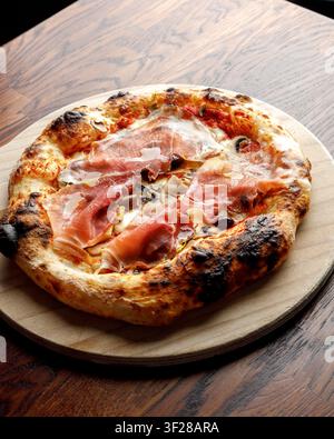 Pizza artigianale con prosciutto, olive e funghi. Foto Stock