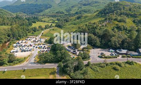 Glenfinnan Lochaber Scozia il viadotto A830 parcheggi stradali e turisti in una giornata soleggiata d'estate Foto Stock