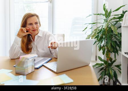 Lavoro da casa online da remoto Foto Stock