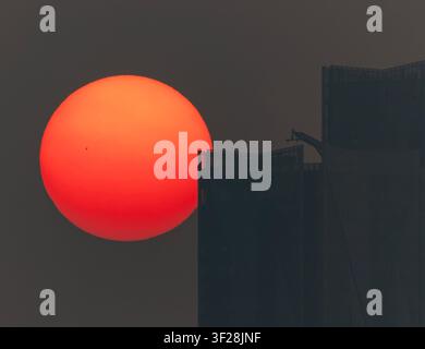 Toronto, Canada. 16 luglio 2026. Il tramonto è visibile mentre il fumo degli incendi avvolge Toronto, Canada, il 16 luglio 2026. Gli incendi che hanno devastato il nord-ovest dell'Ontario, Canada, negli ultimi giorni hanno causato un forte smog e un netto peggioramento della qualità dell'aria in diverse regioni, tra cui Ottawa, la capitale del paese, e Toronto, la città più grande del Canada. Credit: Zou Zheng/Xinhua/Alamy Live News Foto Stock