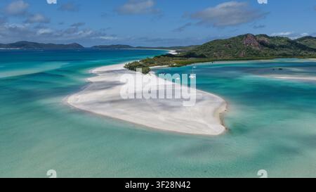 Vista aerea di Whitehaven Beach e Hill Inlet con banchi di sabbia bianca di silice, acque turchesi e vegetazione lussureggiante nelle Whitsundays, Queensland Foto Stock