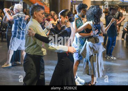 Lezioni di tango a Buenos Aires con la coppia di campioni del mondo Ayelén Morando e Sebastián Martínez. Foto Stock