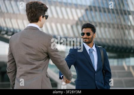 Uomo d'affari indiano adulto che saluta un collega per un accordo di partnership Foto Stock