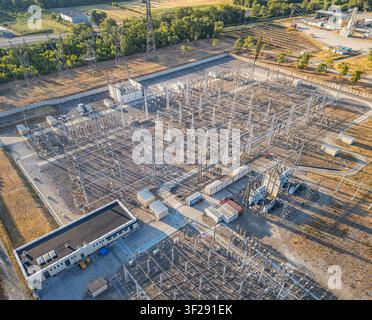 Vista aerea di una sottostazione elettrica ad alta tensione con trasformatori e infrastruttura di distribuzione dell'energia a Saulce-sur-Rhone, Alvernia-Rodano-Alpi Foto Stock