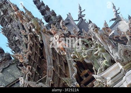 Vista angolata di sculture buddiste e dettagli dell'ingresso in legno al Sanctuary of Truth, Pattaya, Thailandia Foto Stock